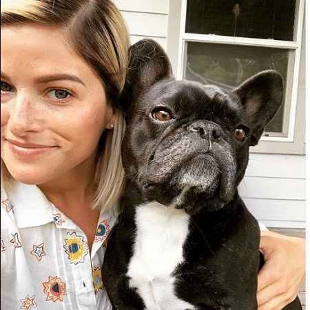 Cassadee Pope owns two pet dogs and one is bulldog